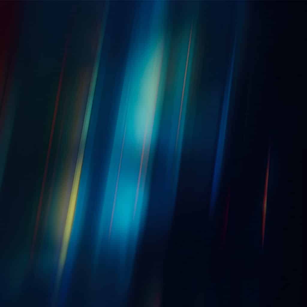 Abstrakte Darstellung von Lichtstrahlen in Blau- und Grüntönen auf dunklem Hintergrund.